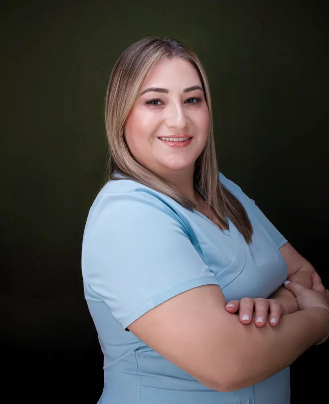 Portrait of Paola, founder of Agapy Studio, with her arms crossed.